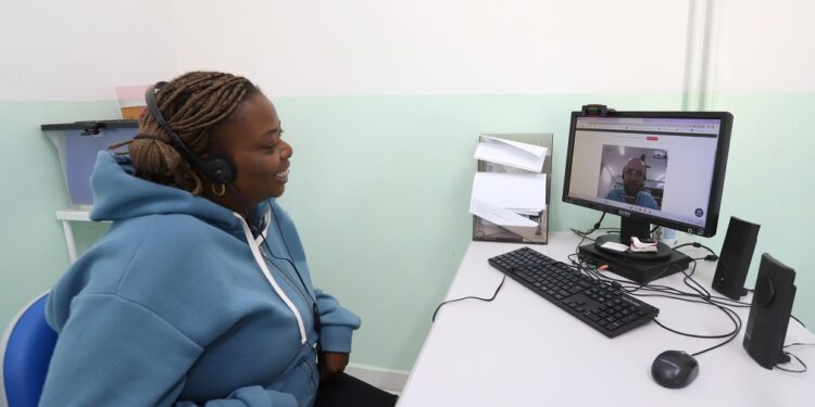 Pacientes que não têm equipamento para o procedimento virtual podem utilizar o do centro de saúde. Foto: Fernanda Sunega/PMC
