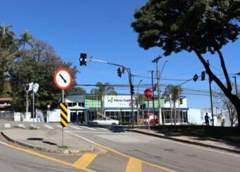 Com os novos semáforos, a sinalização viária no entorno do hospital foi revitalizada. Foto: Divulgação