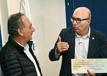 Rossini realiza a entrega simbólica do primeiro duodécimo de 2023 ao prefeito Dário Saadi. Foto: Carlos Bassan/PMC