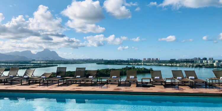 A piscina localizada no rooftop também oferece a vista incrível para a lagoa. Fotos: Jéssica Aquino/Divulgação