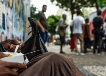 Distribuição de refeições para população de rua no Rio de Janeiro - Foto: Breno Lima/ Divulgação Ação da Cidadania