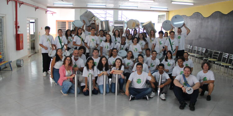 Jovens de Campinas se apresentam em show de percussão no CCC