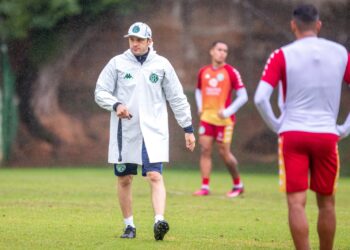 Técnico Bruno Pivetti busca acabar com sequência de três empates do Bugre na Série B. Fotos: Thomaz Marostegan/Guarani FC