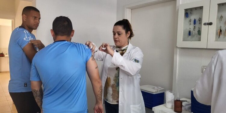 A imunização foi feita pelo Devisa, da Prefeitura, no CT do Jardim Eulina. Thiago Toledo/PontePress