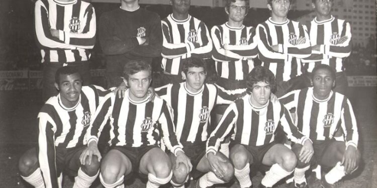 Equipe da Macaca em 1971, às vésperas do Torneio de Integração Nacional, em Goiânia. Fotos: Reprodução/Facebook