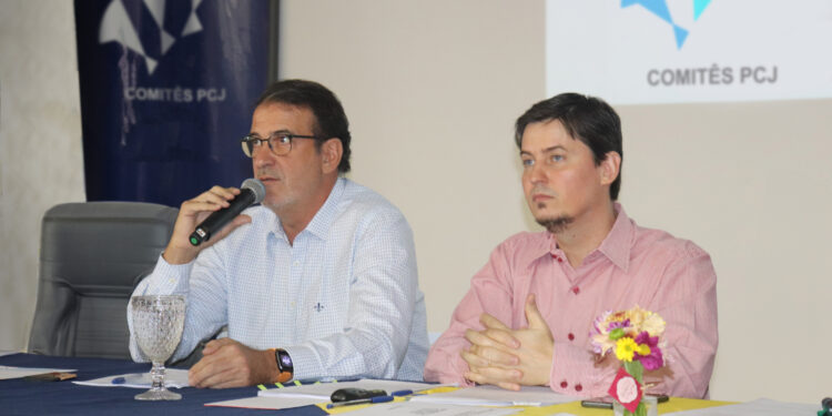 Luciano Almeida (presidente) e André Navarro (sec. executivo) durante reunião plenária dos Comitês PCJ - Foto: Agência PCJ/Arquivo