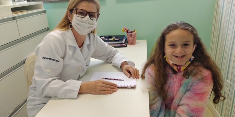 Psicopedagoga e coordenadora da A Escola no Hospital Raquel Urvaneja e a paciente Milena Martins Cândido. Foto: Divulgação