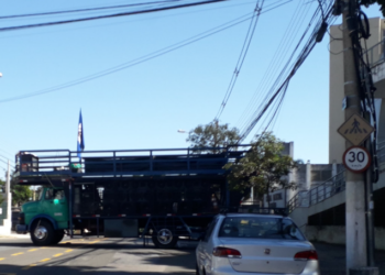 Trio elétrico estacionado diante do prédio da Câmara de Campinas nesta manhã de sábado: confusão e denúncia de agressão - Foto: Divulgação