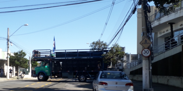 Trio elétrico estacionado diante do prédio da Câmara de Campinas nesta manhã de sábado: confusão e denúncia de agressão - Foto: Divulgação