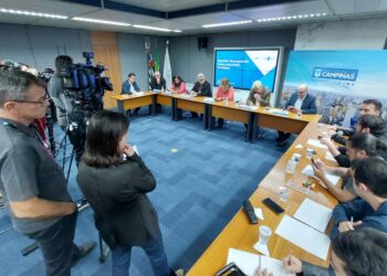 Repórteres e cinegrafistas durante coletiva à imprensa na Prefeitura para discutir a escalada da febre maculosa - Foto: Leandro Ferreira/Hora Campinas