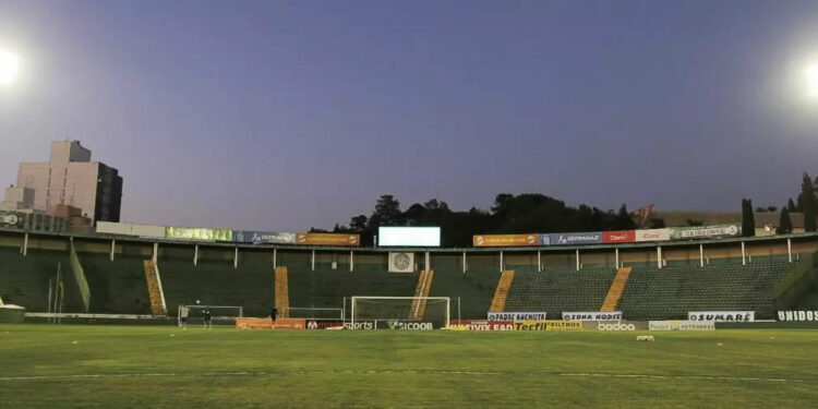 Bugre fechou um patrocínio com a empresa fabricante de luminárias, que será a responsável pela reforma no Brinco de Ouro -Foto: Daniel Chiesa/Guarani FC