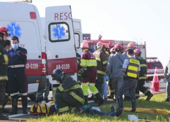 Equipes de resgate socorrem vítima de acidente na manhã desta sexta-feia (30) na Rodovia Anhanguera, em Sumaré - Foto: Leandro Ferreira/Hora Campinas