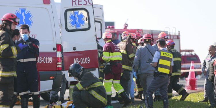 Equipes de resgate socorrem vítima de acidente na manhã desta sexta-feia (30) na Rodovia Anhanguera, em Sumaré - Foto: Leandro Ferreira/Hora Campinas