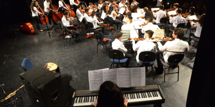 O Projeto Primeira Nota oferece cursos de musicalização, instrumentos e técnica vocal. Foto: Divulgação