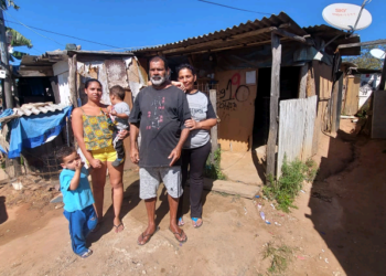 A família de Bigode mora na ocupação Nelson Mandela:  na imagem, ele com a mulher Simeia (de cinza) e a nora  e netos - Fotos e vídeo: Leandro Ferreira/Hora Campinas