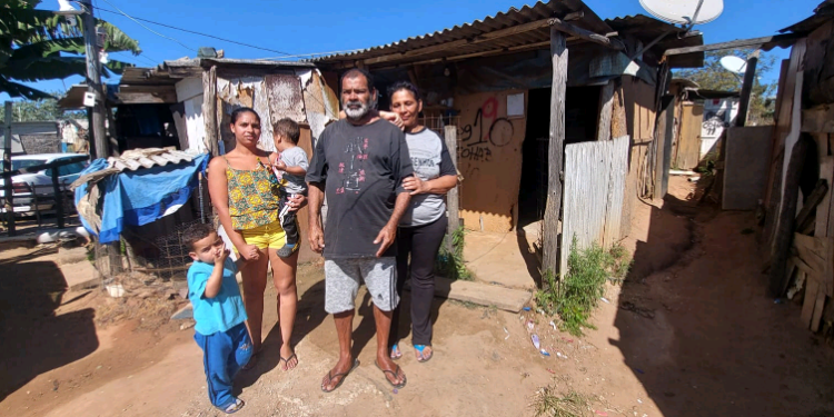 A família de Bigode mora na ocupação Nelson Mandela:  na imagem, ele com a mulher Simeia (de cinza) e a nora  e netos - Fotos e vídeo: Leandro Ferreira/Hora Campinas