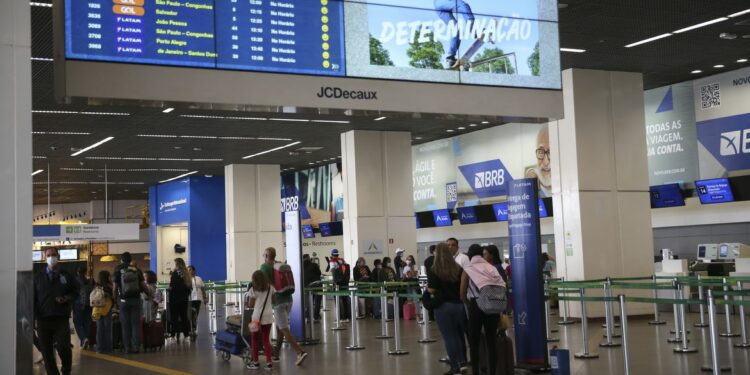 O número de passageiros transportados por aviões, um indicador chave da atividade turística, continua em expansão. Foto:  José Cruz/Agência Brasil