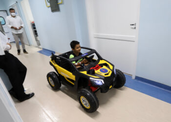 Paciente do Mário Gattinho se diverte com o mini jeep elétrico. Foto: Fernanda Sunega/PMC