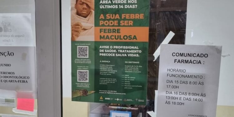Cartaz no Centro de Saúde de Sousas alerta para a febre maculosa Foto: Divulgação