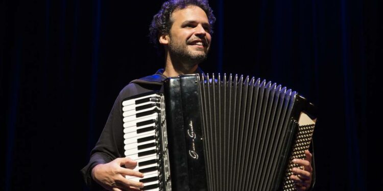 Marcelo Caldi é sanfoneiro, cantor e arranjador musical - Foto: Divulgação