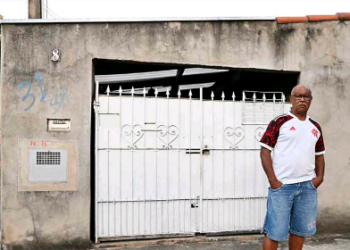 Morador do Núcleo da Vila Palácios há mais de 25 anos, Tadeu de Oliveira recebeu a matrícula do imóvel - Foto: Eduardo Lopes/Divulgação PMC