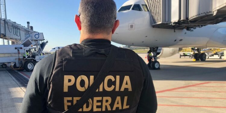Após verificar que não havia explosivo no avião, o voo foi remarcado ainda para a noite de domingo e os passageiros seguiram viagem normalmente - Foto: Divulgação