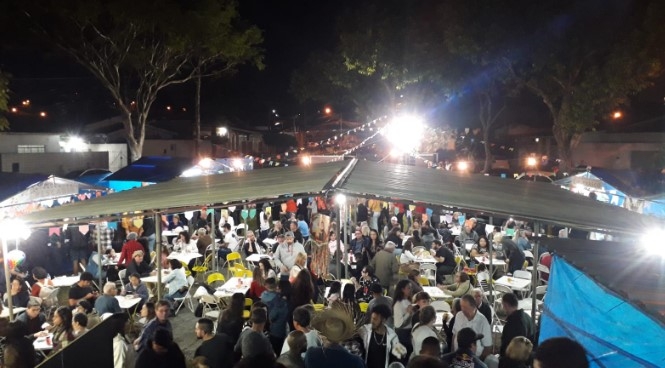 Bloco Caixeiras das Nascentes se apresenta no Arraiá da paróquia Santa Luzia