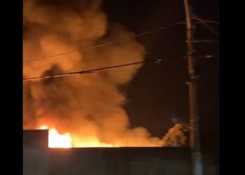 O fogo tomou conta do depósito no Jardim Maracanã, em Valinhos, na noite desta quarta-feira (7) Foto: Reprodução