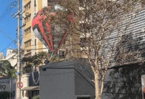 Balão de grande porte cai no Cambuí e grupo tenta recuperar