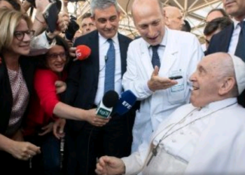 Papa saiu da Policlínica Gemelli numa cadeira de rodas, sorriu, acenou e agradeceu a uma multidão de fiéis - Foto: Vatican Media