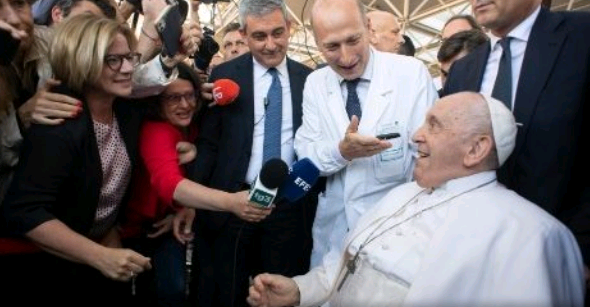 Papa Francisco deixa hospital em Roma após cirurgia