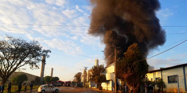 Uma cortina de fumaça se formou após o fogo se alastrar e pôde ser avistada a quilômetros de distância na região - Foto: Corpo de Bombeiros de Santa Bárbara d'Oeste/Divulgação