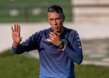 Ben-Hur Moreira será o técnico interino do Guarani neste sábado, dois dias após a saída de Bruno Pivetti. Foto: Thomaz Marostegan/Guarani FC