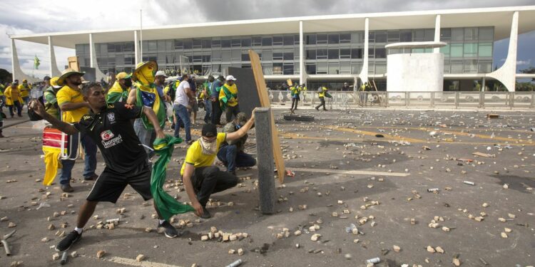 Ação visa prender pessoas que participaram dos atos de 8 de janeiro - Foto: Joedson Alves/Agência Brasil