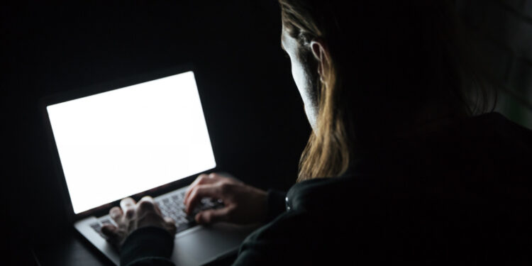 Artigo: Fiquem atentos ao Discord: seu filho corre perigo dentro de casa – por Stella Azulay