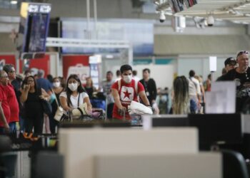 Passageiros e funcionários circulam usando máscaras contra o novo coronavírus no Aeroporto Internacional Tom Jobim- Rio Galeão. Foto: Fernando Frazão/Agência Brasil