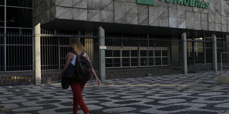 Edifício sede da Petrobras no Centro do Rio: A expectativa é de mais de 200 vagas em 11 estados. Foto: Fernando Frazão/Agência Brasil