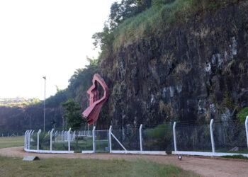 Alambrado evita a aproximação dos visitantes da parede rochosa; parque está fechado desde 23 de janeiro Foto: Divulgação
