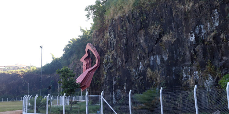Alambrado evita a aproximação dos visitantes da parede rochosa; parque está fechado desde 23 de janeiro Foto: Divulgação