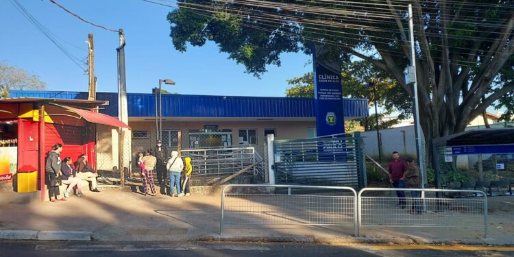 Usuários na frente do posto: no meio da manhã, a secretaria de Saúde informou que o atendimento havia sido normalizado às 10h - Foto: Leandro Ferreira/Hora Campinas