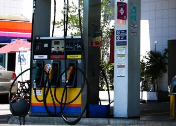 O preço da gasolina A, que é a produzida pelas refinarias de petróleo, sem a adição de etanol anidro, terá uma redução de R$ 0,14 por litro. Foto: Rovena Rosa/Agência Brasil