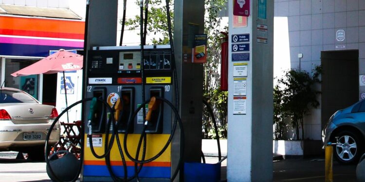 O preço da gasolina A, que é a produzida pelas refinarias de petróleo, sem a adição de etanol anidro, terá uma redução de R$ 0,14 por litro. Foto: Rovena Rosa/Agência Brasil