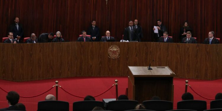 O Tribunal Superior Eleitoral (TSE) durante sessão plenária do julgamento da ação (Aije nº 0600814-85) que pede a inelegibilidade de Jair Bolsonaro e de Walter Braga Netto - Foto Valter Campanato/Agência Brasil