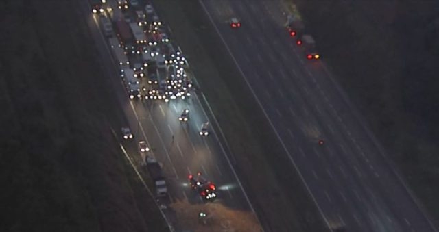 Anhanguera é liberada após caminhão com açúcar tombar sobre carro