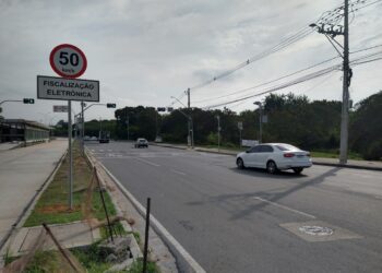 Placa avisa sobre radar e a velocidade áxima permitida na avenida Ruy Rodriguez. Foto: Divulgação