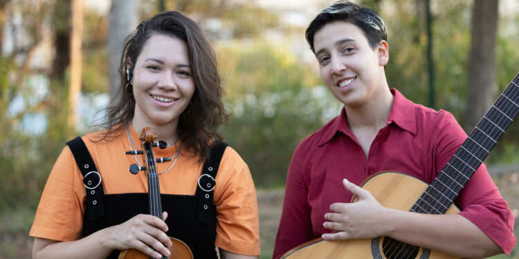 Alline Ribeiro, professora de Violino, e Paula Lins, professora de violão do Instituto Anelo. Foto: Divulgação