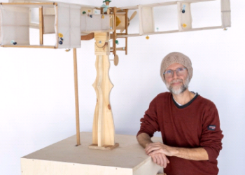 O artista Eduardo Salzane: esculturas de madeira ganham vida por meio de manivelas acionadas pelo público - Foto: Divulgação