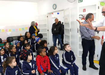 Prefeito Dário Saadi conversa com crianças da Cantinho da Alegria. Fotos: Fernanda Sunega/PMC