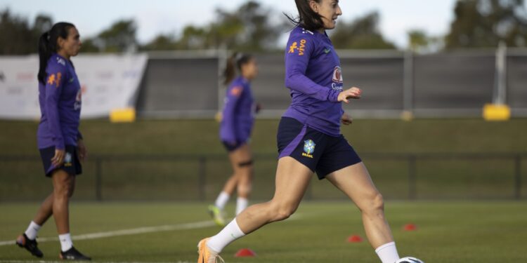 Seleção brasileira busca vitória inédita sobre a França no Mundial