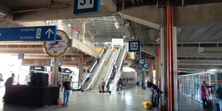 Acidente ocorreu na escada rolante que liga a plataforma dos ônibus ao piso superior Foto: Edson Reis/Rodoviária